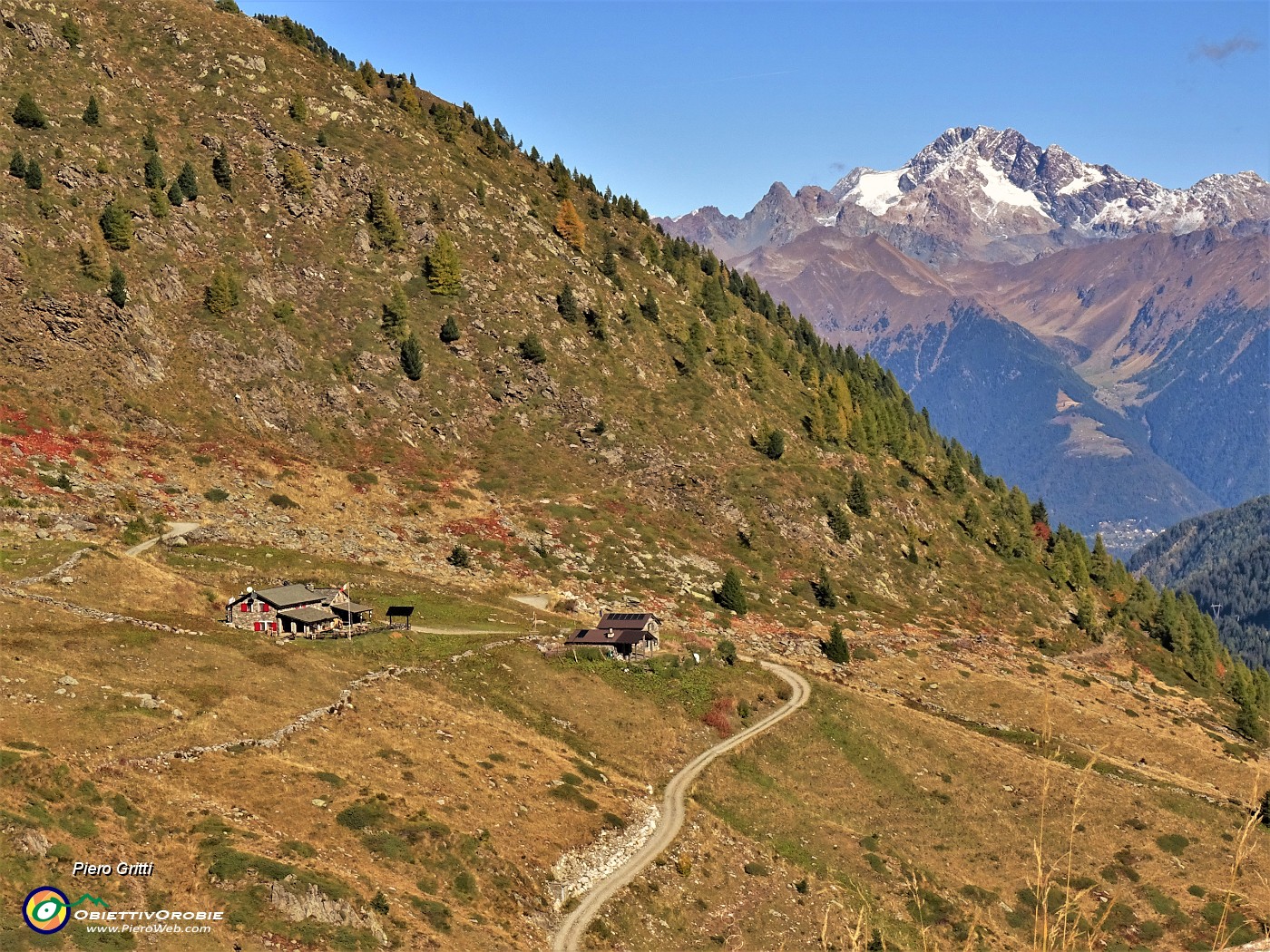 28 Vista sul bel Rif. Dordona In Val Madre con vista sul Disgrazia.JPG